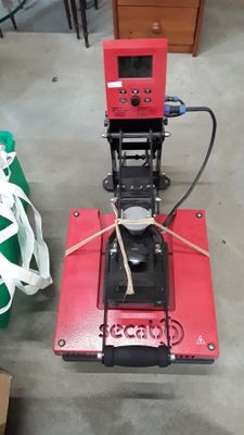 une machine rouge posée sur le sol