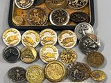 une grande quantité de pièces d'or et d'argent dans un coffret