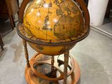un vieux globe terrestre posé sur un socle dans une pièce