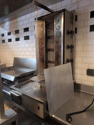 plan de travail en acier inoxydable dans une cuisine professionnelle, avec une porte ouverte