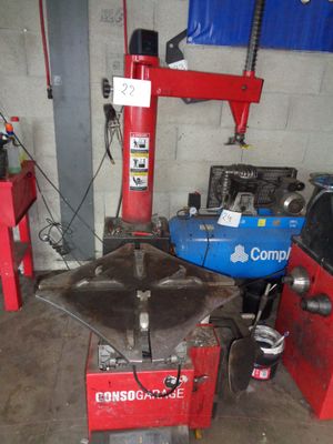une machine rouge qui se trouve dans un garage