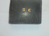 un portefeuille en cuir noir orné de lettres dorées