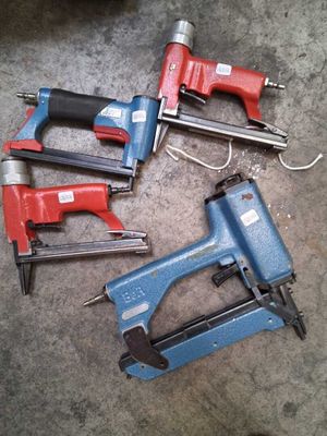 Lot comprenant trois pistolets pneumatiques,, une cloueuse à… - Photo 1