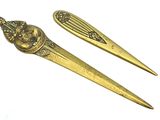 paire de cuillères anciennes en laiton ornées d'une tête de lion sur le manche