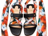 des sandales teintes selon la technique du tie-dye et un foulard sur fond blanc