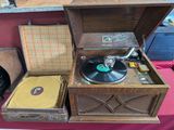 un vieux tourne-disque posé sur une table