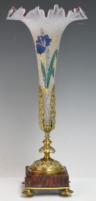 un vase en verre posé sur un support