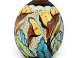 un vase avec un motif sur fond blanc