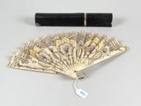 un ventail de billets et un stylo posés sur une table