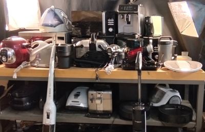 une table sur laquelle sont posés plusieurs appareils électroménagers
