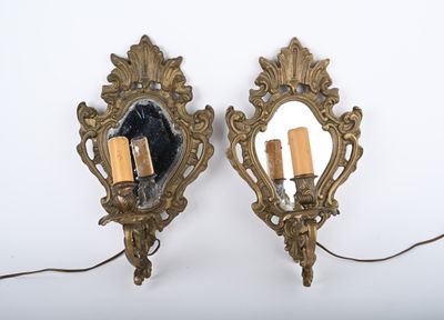 Paire d'appliques en bronze doré à décor rocaille et fond de… - Photo 1