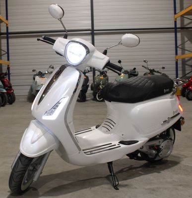 un scooter garé dans un garage