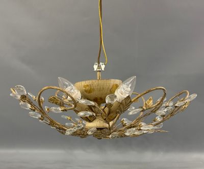un lustre suspendu au plafond de la pièce