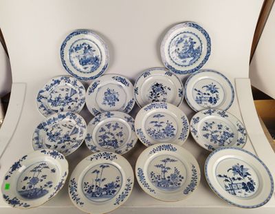beaucoup d'assiettes bleues et blanches posées sur une table