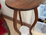 une petite table en bois avec une chaise à côté