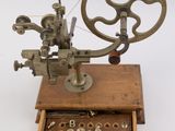 une machine posée sur une caisse en bois