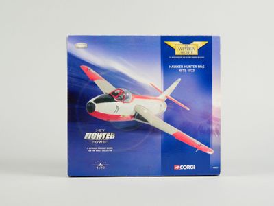 la boîte d'un avion miniature est posée sur une surface blanche