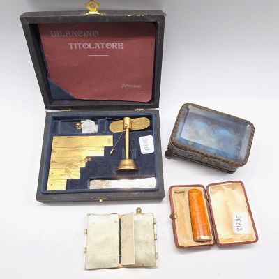 une boîte contenant un stylo, un livre et d'autres objets