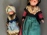 deux poupées, représentant une femme et un enfant, sont assises l'une à côté de l'autre