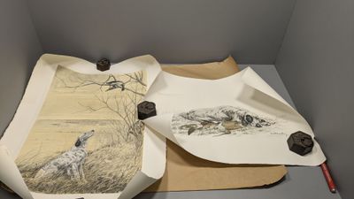 deux plateaux sur lesquels sont dessinés des motifs, posés sur une table