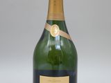 gros plan d'une bouteille de champagne sur fond blanc
