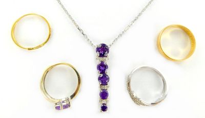 un gros plan sur un collier, une bague et un ensemble de bagues