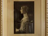 une vieille photo d'une femme en robe et avec un chapeau