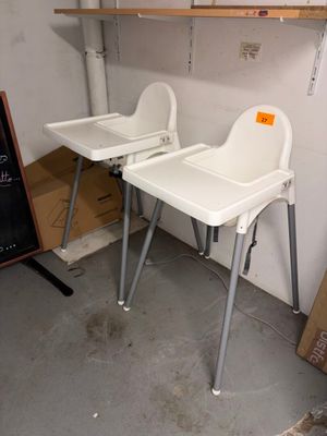 deux chaises hautes blanches pour bébé dans un coin de la pièce