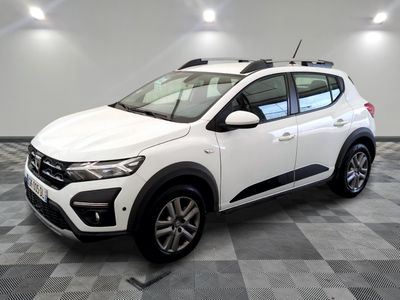 la voiture blanche est garée sur le sol à carreaux d'une pièce