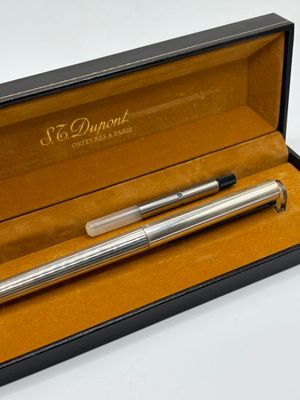une image représentant un stylo posé dans une boîte sur une table