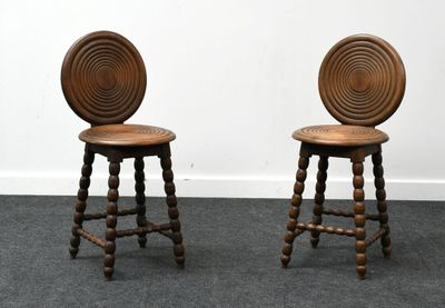 deux tabourets en bois avec des pieds tournés et un dossier circulaire