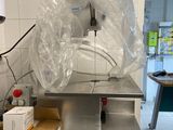 une machine posée sur une table dans une pièce