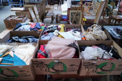 Réunion de vêtements divers 9 cartons En l'état