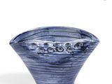 un bol bleu posé sur une surface blanche
