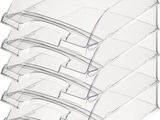 un gros plan sur une pile de cinq barquettes en plastique transparent