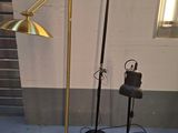 trois lampadaires et un pied de lampe dans une pièce