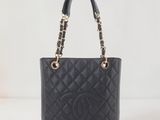 Sac cabas Chanel en cuir matelassé noir avec finitions dorées