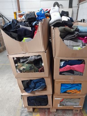 plusieurs cartons empilés les uns sur les autres dans un entrepôt