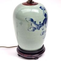 Lampe formée d'un vase en porcelaine émaillée bleu blanc, à … (photo 5)