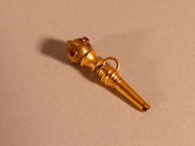 Pendentif "clé de montre ancienne" ornée de quatre rubis.