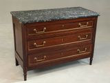 une commode à dessus de marbre sur fond blanc