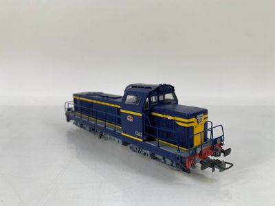 une locomotive bleue et jaune sur un fond blanc