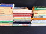 plusieurs livres empilés sur une table