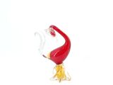 un oiseau rouge à la queue jaune sur fond blanc
