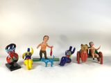 cinq figurines représentant un homme et une femme assis sur un banc