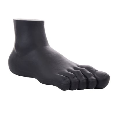 les pieds d'une personne portant des couvre-chaussures noirs