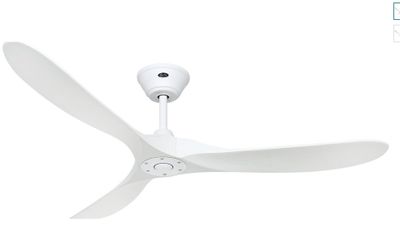un gros plan d'un ventilateur de plafond sur un mur blanc