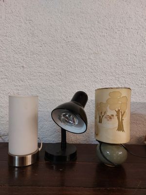 trois lampes posées les unes à côté des autres sur une table