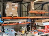 de nombreuses caisses et de nombreux outils sur les étagères de l'entrepôt