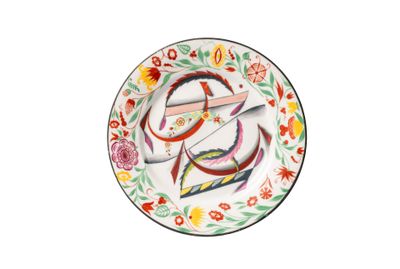 une assiette sur laquelle sont posés une fourchette et un couteau